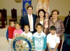 29032009 Guillermo Contreras de la Paz, presidente del Club Rotario de Torreón con su esposa Lety, la señora Velia Guerrero y con escolares del Instituto Jade.