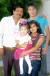 29032009 Juan Carlos Parga acompañado de sus hijos y sobrina.