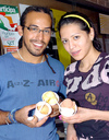 07042009 Aarón Rangel y Marcela González, con nieves de varios sabores.