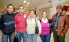08042009 Luisa Orozco Flores viajó a Cancún y fue despedida por sus papás y hermano.