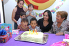 11042009 Martín Alonso y Renata Sofía Flores Tapia festejando sus siete y cuatro años de edad respectivamente junto a su mamá Mayela del Carmen Tapia Silva.