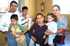 11042009 Los cumpleañeros junto a su mamá, su tía Lupita Tapia Silva, el niño César Ávila Tapia y su abuelita Tommy Silva de Tapia.