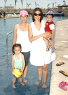 11042009 Divertidas vacaciones. Iris con su hijo David Mejía, Lorena con su pequeña hija Montalvo, justo antes de entrar a la alberca.