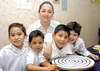 09042009 Diego Vázquez, Marco Macías y Natalia Gallardo acompañados de la maestra Lucy Vargas.