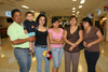 10042009 Blanca Marín de la Fuente se fue con destino a la Ciudad de México y fue despedida por su mamá Tina, su papá Luis y sus hermanas Ana y Juanita.