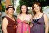 12042009 La novia con las organizadoras de su fiesta prenupcial Carmina y Luz.