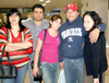 14042009 Betty de Reza, Salvador y Michelle Reza viajaron al DF y los despide la familia Yassín Cruz.