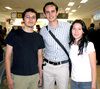 14042009 Carlos Gómez llegó del DF y lo recibieron Daniel Gómez y Ana López.