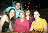 16042009 El café reúne a los amigos.  Gaby Kano, Mariana Orozco, Susana Montano, Abraham Jaidar y Gina Rodríguez.