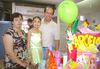 19042009 Contenta. Así como Campanita, festejó su quinto cumpleaños Marcela Ruiz del Río, sus padres Patricia del Río de Ruiz y Eduardo Ruiz Gutiérrez le organizaron una divertida piñata.