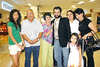 20042009 Mario Flores Cordero llegó de Los Ángeles y fue recibido por sus papás, hermanas y Sobrinas.