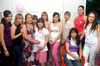 21042009 ¡Será niña! La futura mamá acompañada de las damas asistentes a su fiesta de regalos para bebé.