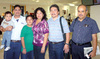 20042009 Mario Flores Cordero llegó de Los Ángeles y fue recibido por sus papás, hermanas y Sobrinas.