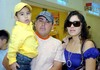 23042009 Luis Sosa despidió a su esposa Martha Elba Moreno y a su hijo Luis Sosa Moreno, quienes regresaron a Puerto Vallarta, después de visitar a familiares.