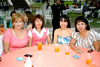 26042009 Priscila Luna de Hernández junto a las organizadoras de su fiesta de canastilla: Cecilia Salazar, Bernardette Godoy y Margarita Rubio.
