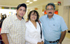 30042009 Lourdes Rodríguez regresó a la Ciudad de México y fue despedida por Benjamín y Omar Hernández.