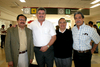 24042009 Héctor Olguín y María Auxilio García fueron recibidos por Julio Torres a su llegada de la Ciudad de México.