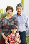 Lydia y Sergio Madrazo con la pequeña Andrea Estrada Madrazo.