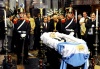El féretro se abrió para mostrar a un Alfonsín que murió dormido y que mostraba un rostro sereno, con el bastón presidencial cruzado al pecho y cubierto en sus piernas con la albiceleste bandera argentina.