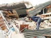 Un hombre busca entre los escombros de su casa tras el terremoto de 5.8 grados de magnitud en la escala de Richter que sacudió el centro de Italia durante la madrugada, en Onna, en la región de L'Aquila (Italia).