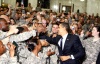 El presidente estadounidense saludó a los cerca de 600 soldados presentes y participó en una ceremonia para imponer diez medallas al valor.