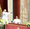 A lo largo de la misa Benedicto XVI pronunció una homilía y dió la bendición 'urbi et orbi' (a la ciudad y al mundo) desde la logia central de la Basílica de San Pedro.