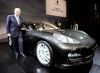 Wolfgang Porsche, presidente de Porsche Automobil, posa en el nuevo Porsche Panamera S durante la presentación realizada en Shanghai, China.