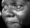Mujer llora durante el entierro de sus 12 hijos en la ciudad de Cabaret, el 7 de septiembre de 2008.