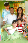 25042009 Cecilia Mariana Carmona López acompañada en su fiesta de sexto cumpleaños por sus papás y su hermanito Ángel Ignacio.