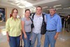 04052009 Miguel Ángel Hernández realizó un viaje y fue despedido por Laura Ramos, Coco de Hernández y Miguel Hernández.