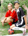 05052009 Carmen Gabriela y Ana Laura Cardiel Narváez, festejaron el Día del Niño haciendo deporte, especialmente jugando futbol, pues les encanta.