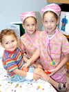 05052009 Cuidan de la salud. Sara y Alba Lastra Cardiel jugaron a las enfermeras, su primito Jorge Antonio fue su pacientito.