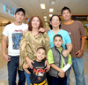 05052009 Josefina Ramírez de Macías, Carlos y Christian, se fueron de vacaciones a Montreal, Canadá, fueron despedidos por su hermana y sobrinos.