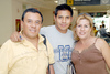 05052009 Josefina Ramírez de Macías, Carlos y Christian, se fueron de vacaciones a Montreal, Canadá, fueron despedidos por su hermana y sobrinos.