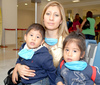 06052009 Mayra Flores viajó a Tijuana y la despidieron sus papás Socorro y Arnoldo Flores.