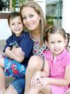 08052009 Claudia Estrada de Contreras con sus hijos Walter y Ana Fer Contreras.