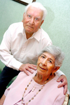 08052009 Socorro Magallanes de Hernández y José Guadalupe Hernández González cumplieron 60 años de casados.