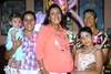 11052009 Graciela de Ríos junto a las anfitrionas de su fiesta de canastilla: Alicia Vega y Brenda Saucedo y las niñas Karen y Alicia.