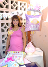 09052009 Emocionada. La futura mamá junto a la organizadora de su fiesta de regalos para bebé: María Magdalena Rodríguez Carrillo y una amiga.