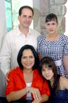 12052009 Federico Monroy y Alejandra de Monroy con sus hijas Regina y Mariana Monroy de la Rosa.
