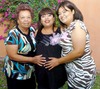 10052009 Las orgullosas abuelas, la Sra. Rosario Cordero y Sra. Judith de la Mora, en compañía de la futura mamá, C.P. Leticia Márquez.