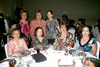 10052009 Cristy Ramírez del Bosque junto a las damas asistentes a su despedida de soltera.