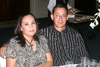 10052009 Laura y Arturo Corral, felicitaron al padre Macías.