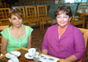 10052009 Las orgullosas abuelas, la Sra. Rosario Cordero y Sra. Judith de la Mora, en compañía de la futura mamá, C.P. Leticia Márquez.