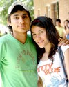 13052009 Carlos Michelle y Karina Quintanilla, sonrieron a la cámara.