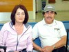 13052009 Feliz viaje. Víctor de la Peña y su hija Liz, en el aeropuerto Francisco Sarabia.