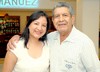 13052009 Feliz viaje. Víctor de la Peña y su hija Liz, en el aeropuerto Francisco Sarabia.