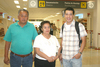 16052009 Chris Pérez Pacheco con sus tíos Carlos y Mague, quienes lo despidieron antes de abordar su avión que lo llevaría a Los Ángeles, Cal.