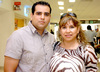 20052009 Trabajo. Antonio Vallejo salió rumbo a Estados Unidos, le deseó feliz viaje su esposa Lilia.