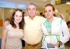 20052009 Trabajo. Antonio Vallejo salió rumbo a Estados Unidos, le deseó feliz viaje su esposa Lilia.